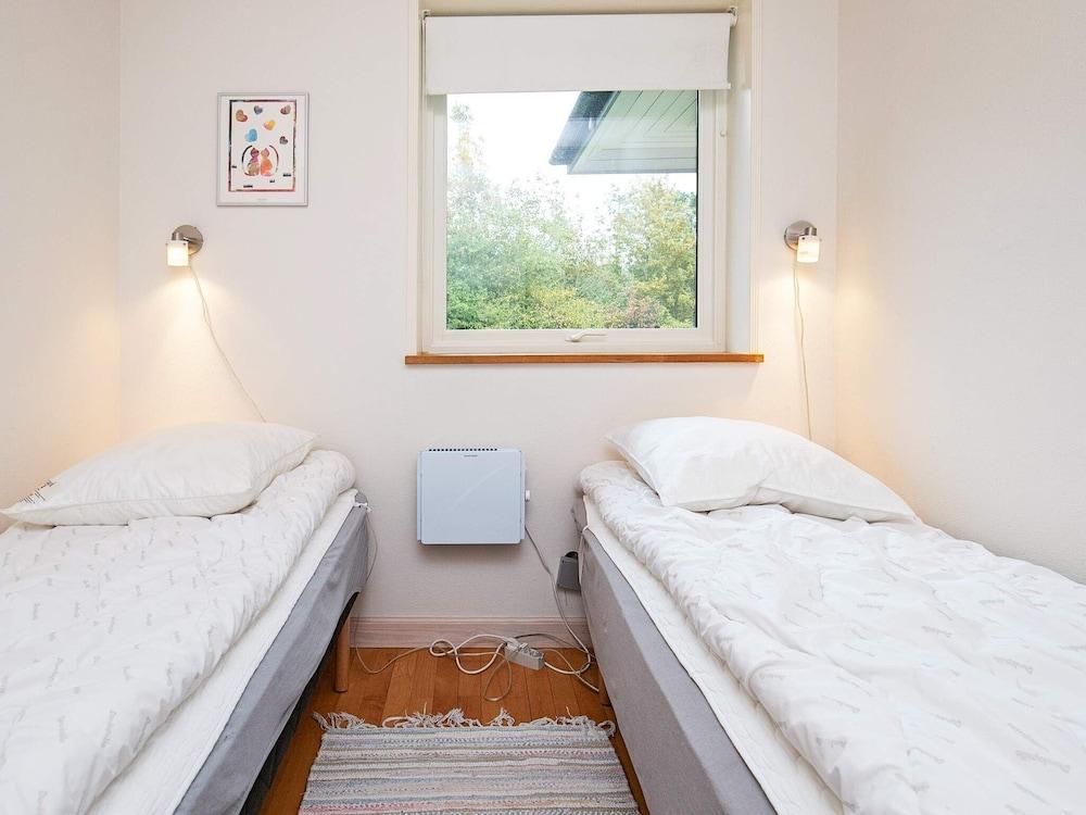 لاكوريوس هوليداي هوم إن سبوتروب ويذ هوت توب غرفة