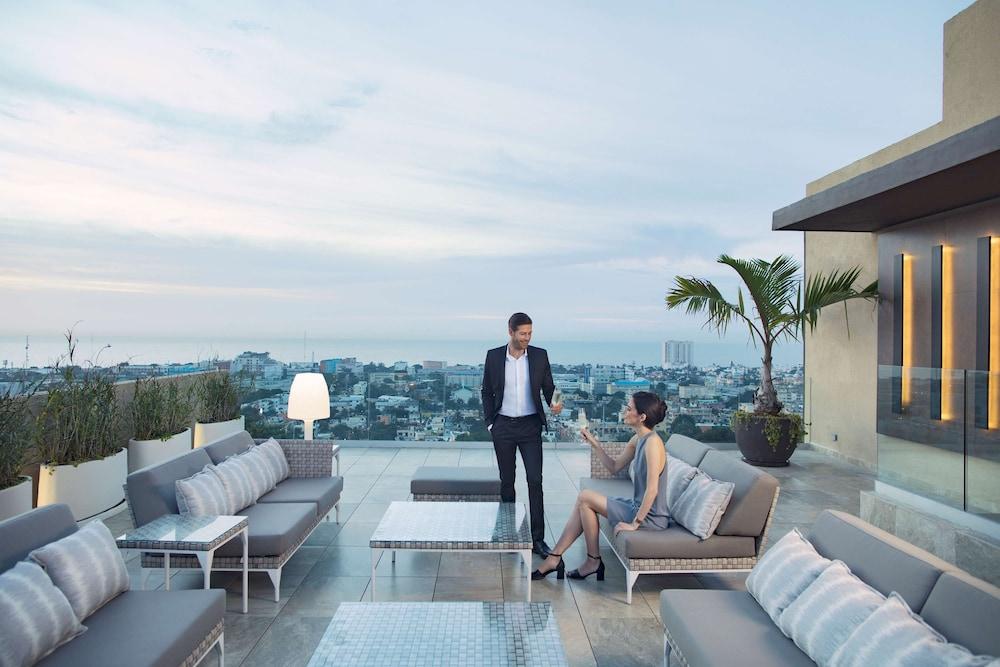 إل إمباجادور، آيه رويال هايدآواي هوتل المنطقة الخارجية