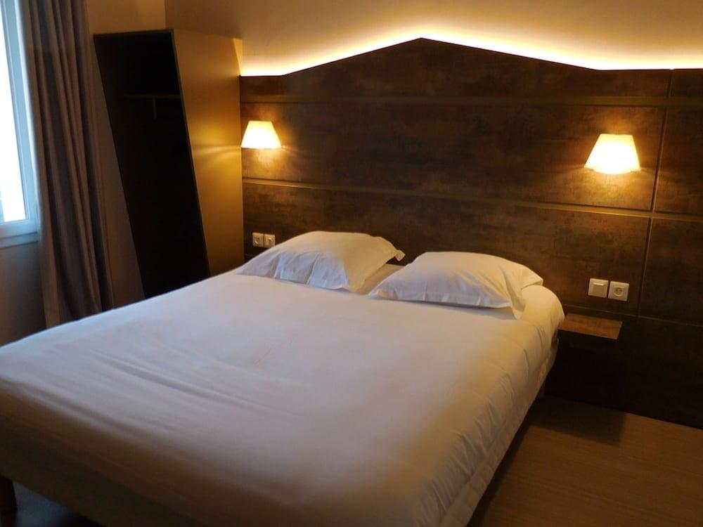 FastHotel Montmarault - Auberge du Grand Champ Room
