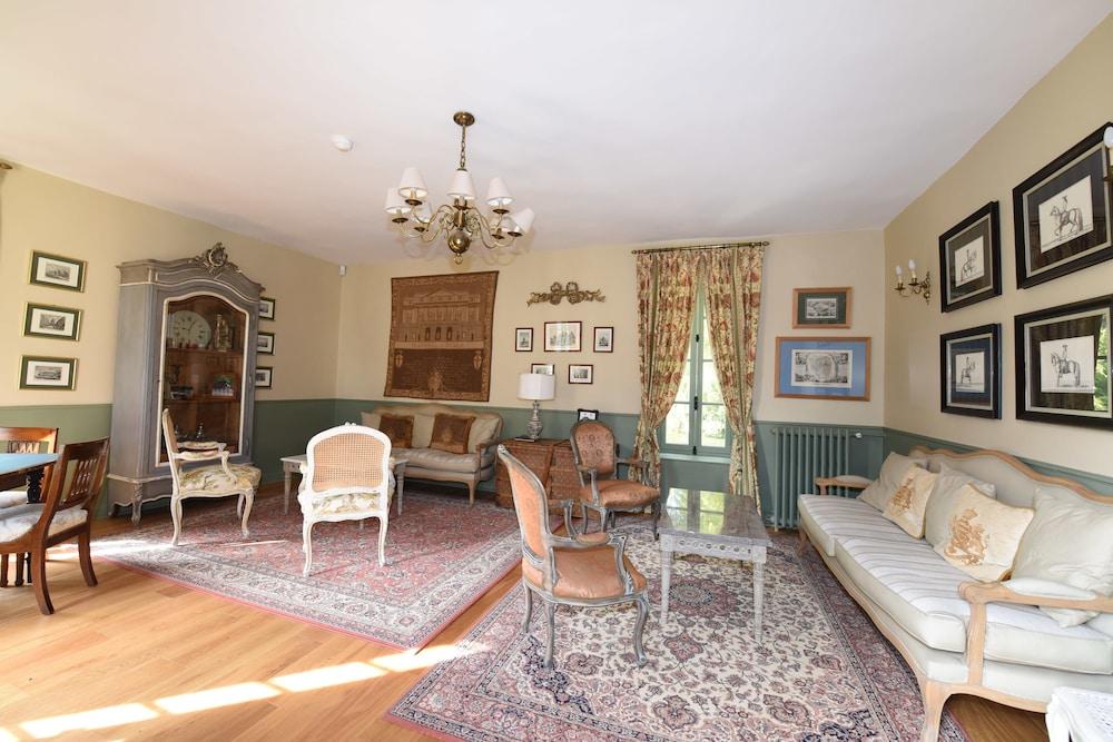 Château de Maudetour Lobby Lounge