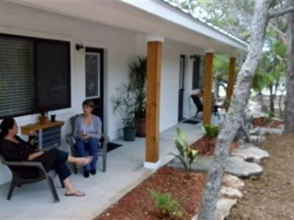 Lazy H Lodge Exterior