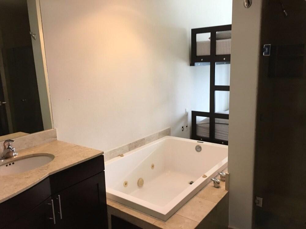 Tikal PB Bathroom
