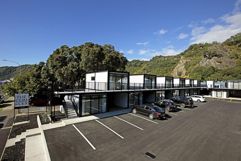The Com Plex Motel Exterior