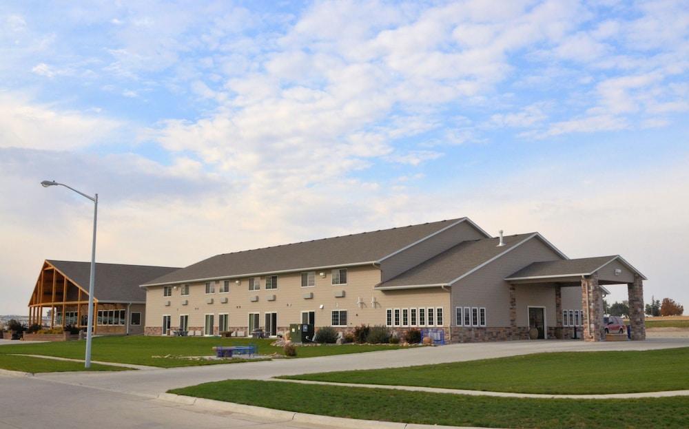 Cobblestone Inn and Suites - Lake View Exterior