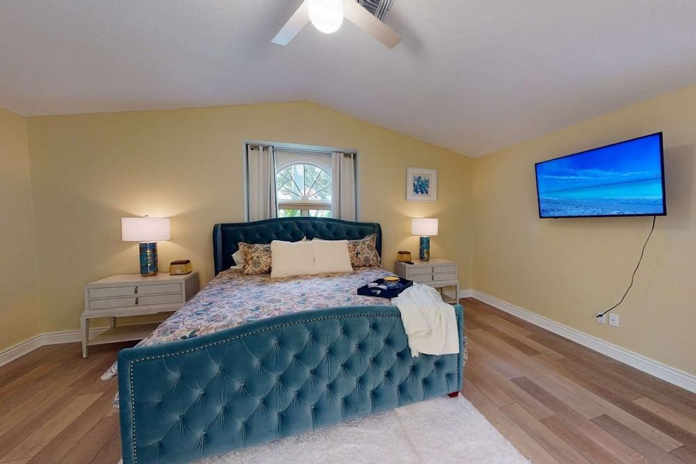 Sarasota Bay Pool Home