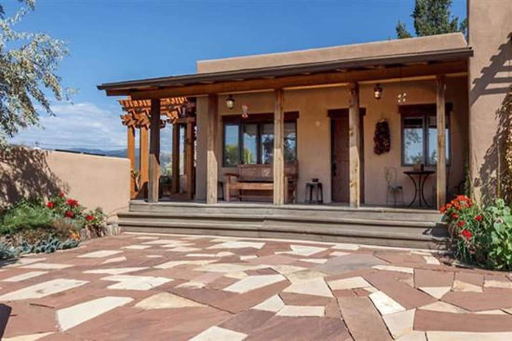 همينجبيرد سبيكتاكيولار فيوز، ستانينج إيست سايد هوم، ووك تو كانيون رود المنطقة الخارجية