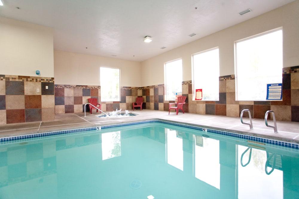 سوبر 8 باي ويندام وودبورن حمام سباحة مغطى