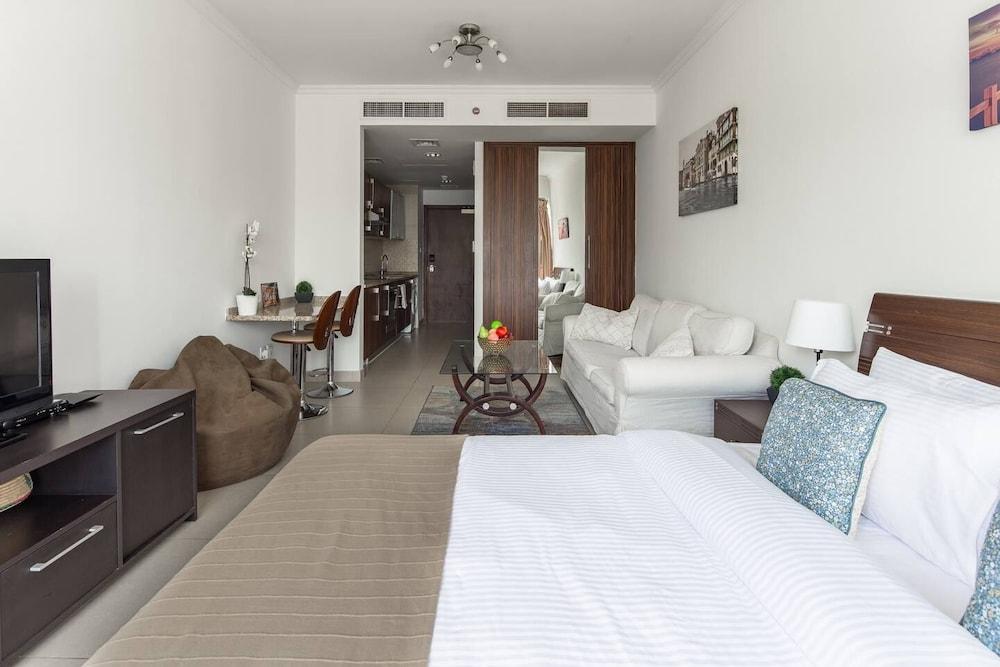 Spacious Studio in Heart of JLT Room