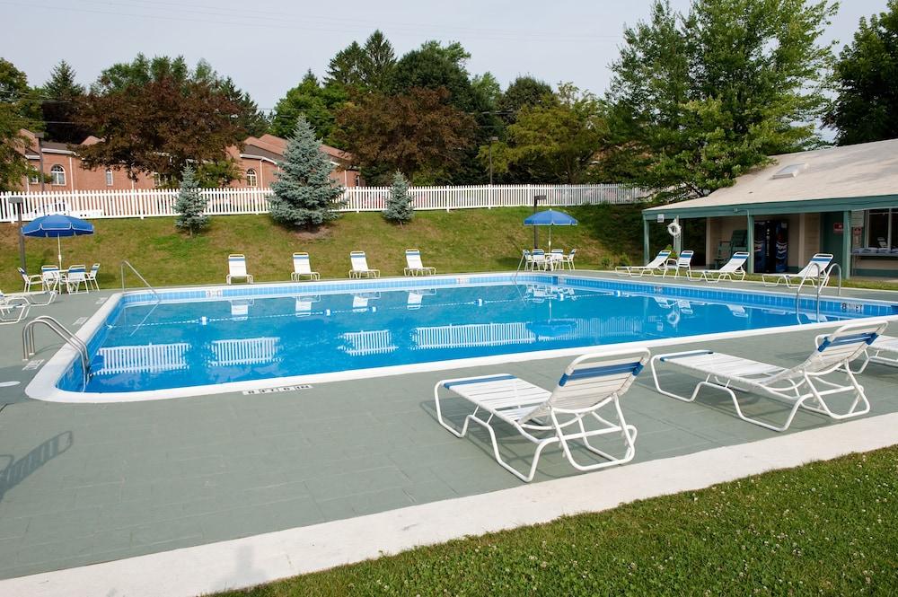 فندق ومركز مؤتمرات رمادا من ويندهام ستيت كوليدج المنطقة الخارجية