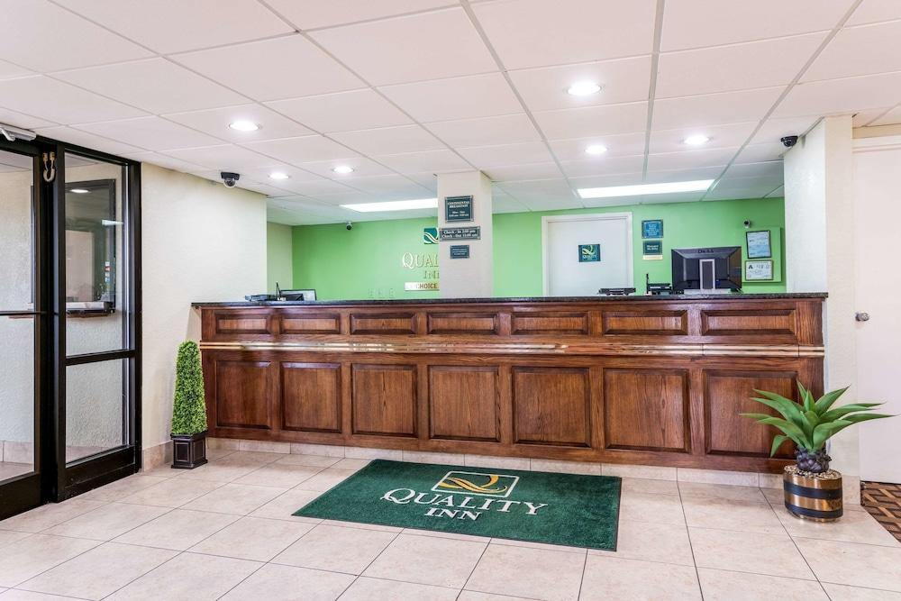 Quality Inn Battleboro Lobby