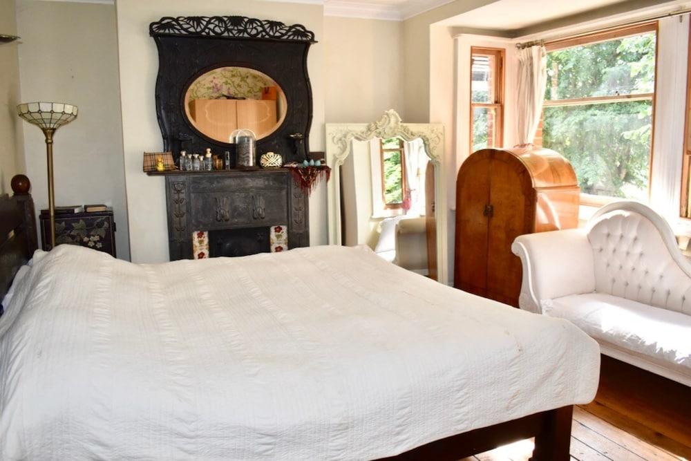 تاون هاوس فول أوف كاراكتر إن فايبرانت سيفين دايلز غرفة