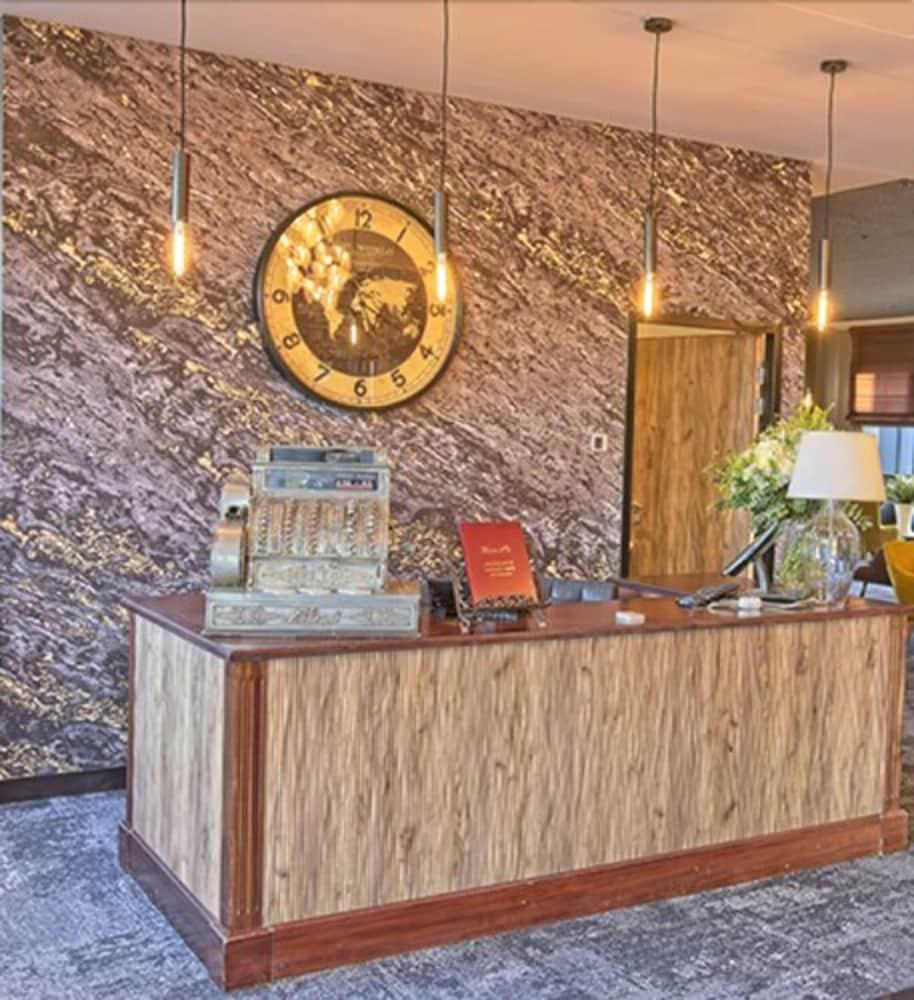 لوجيس- هوتل آند ريستوران لا ميزون ديه بليه منطقة الاستقبال