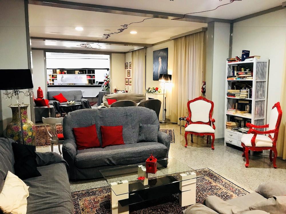 أستوريا هوتل أند نينفيا سبا الردهة