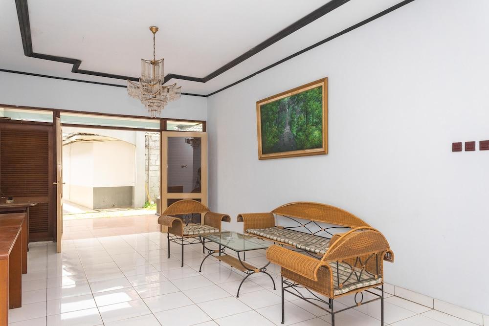 ريد دورز آت هوتل داماناكا بانجالينجان منطقة الجلوس في الردهة