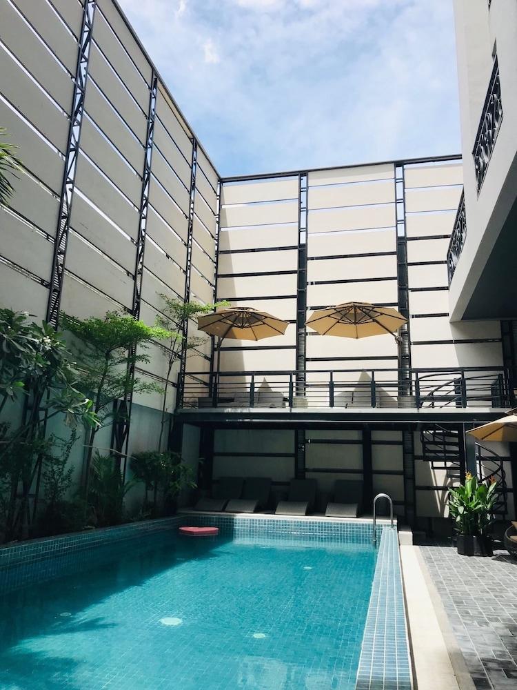 تشيك إن فنوم بين  ي ك 1 المنطقة الخارجية