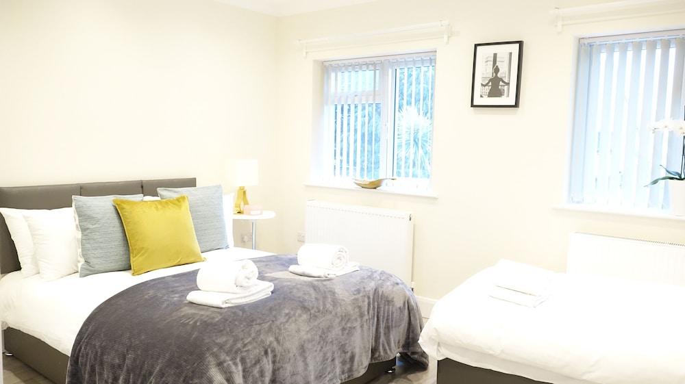 ذا كلوز إيربورت