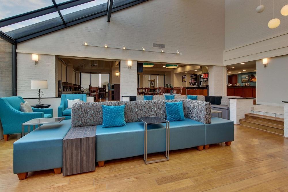 Pear Tree Inn St. Louis Airport Lobby