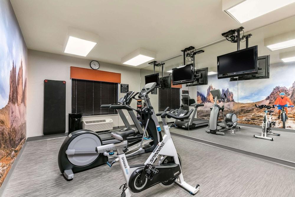 Clarion Pointe Columbus-Bradley Park Fitness Facility