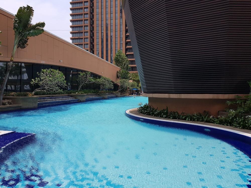 Good Service Suite at Times Square Outdoor Pool