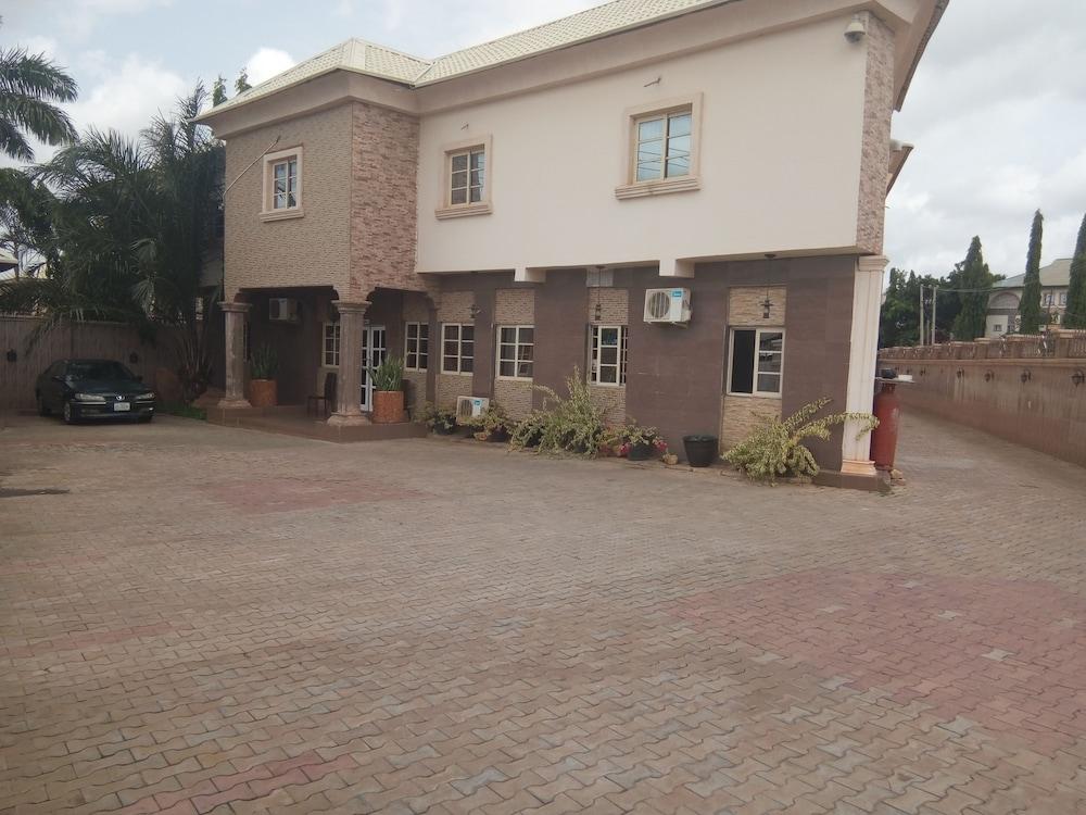 ريلا موام كاسل هوتل