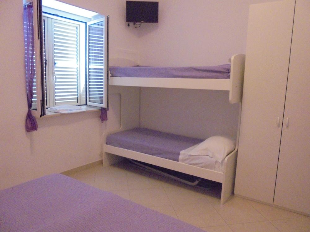 بيد آند بريكافست لا بويسيا غرفة ضيافة