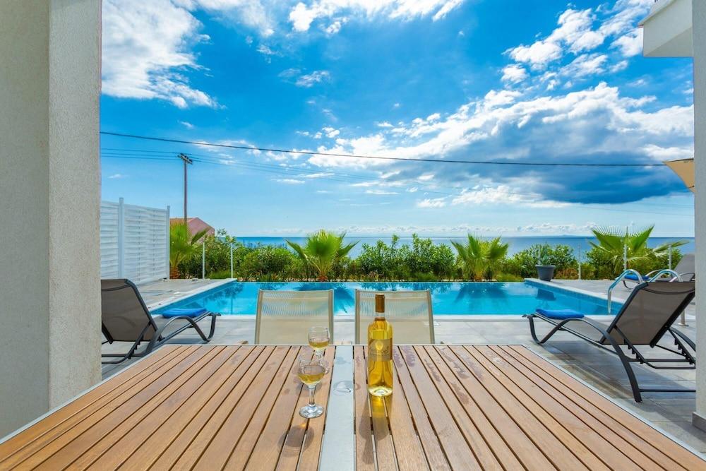 Villa Seashell Large Private Pool Walk to Beach Sea Views A C Wifi Eco-friendly - 2641 Room