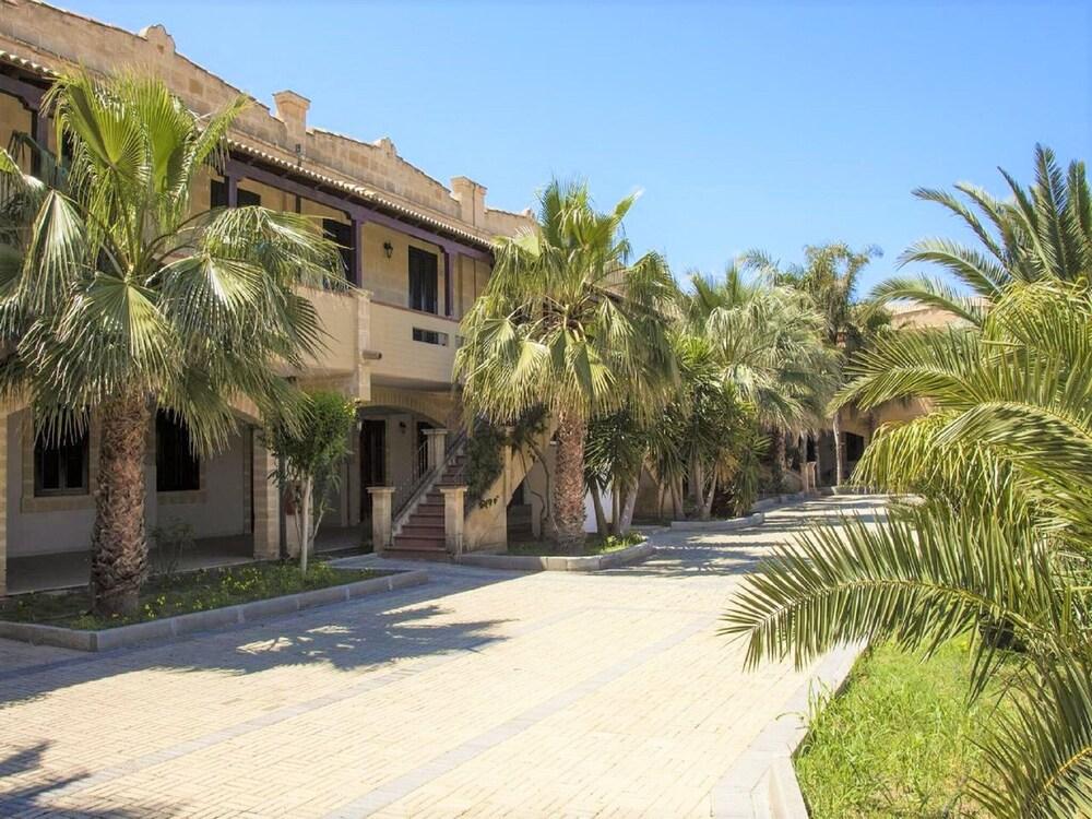 إنتيسينج أبارتمنت إن كامبوفيليس دي روسيلا ويذ بول الصورة الأساسية