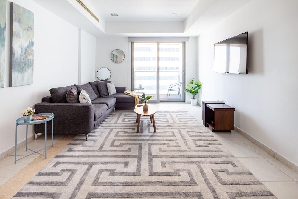 شقة فسيحة وأنيقة مكوّنة من غرفتَي نوم وإطلالات على البحر في مارينا! الصورة الأساسية