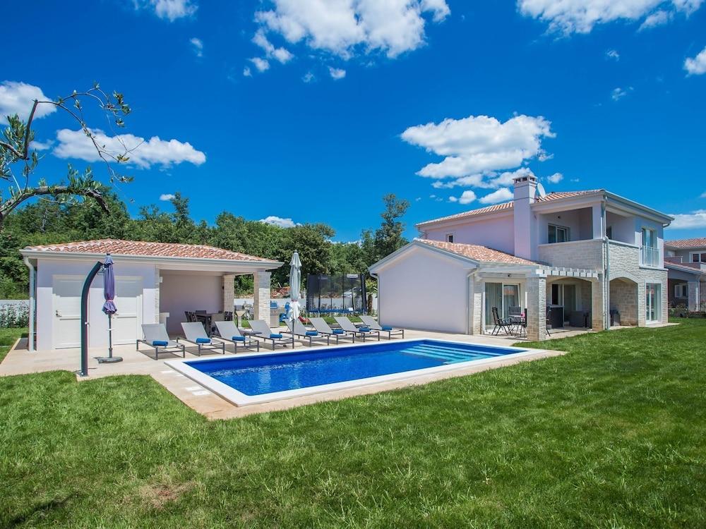 Comfortable Villa With Garden, Swimming Pool, Outdoor Kitchen, Trampoline