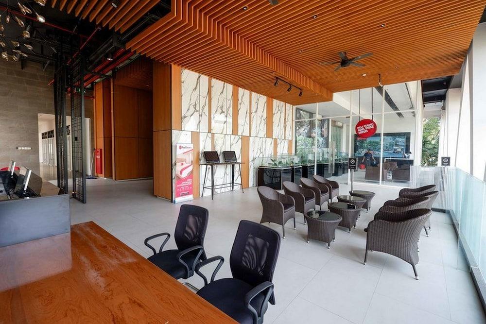 RedDoorz Apartment near Exit Toll Colomadu Lobby
