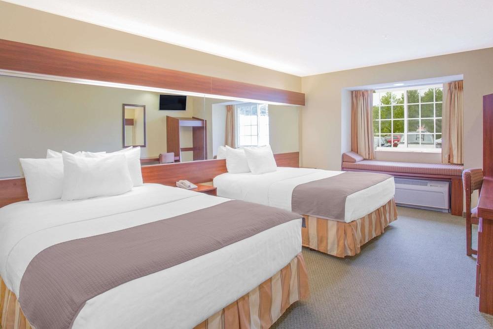Microtel Inn & Suites by Wyndham Gassaway/Sutton Room