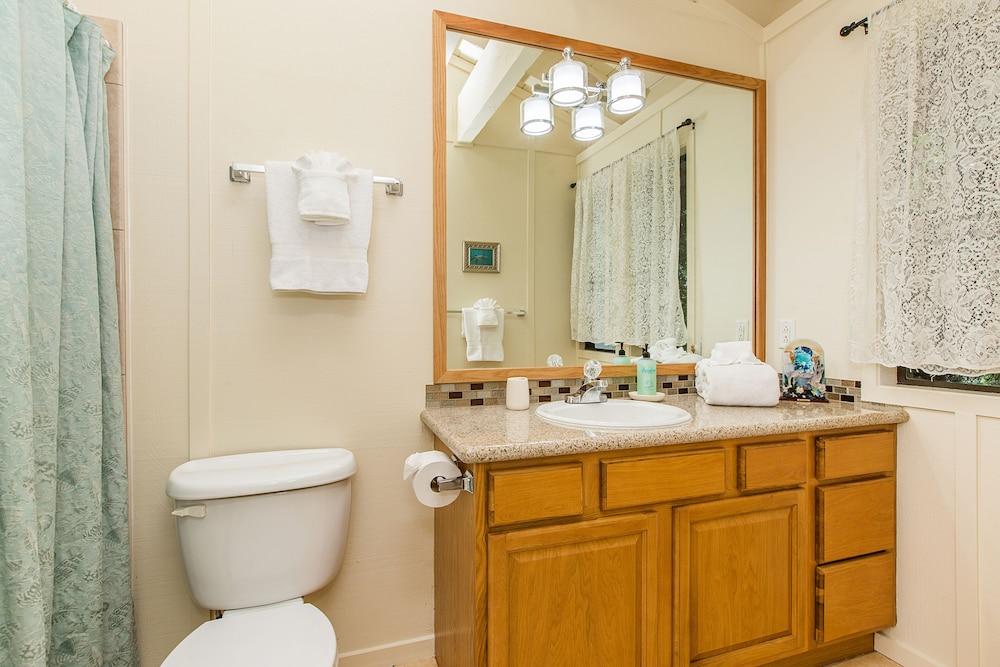 Mauna Kai by VRHost Bathroom