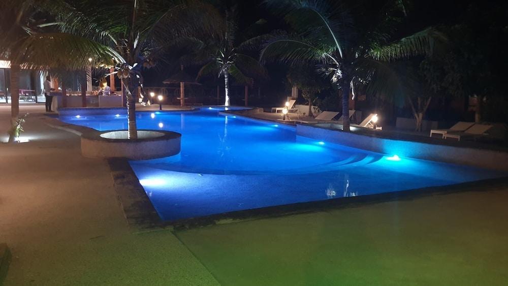 Phenix Somone Outdoor Pool
