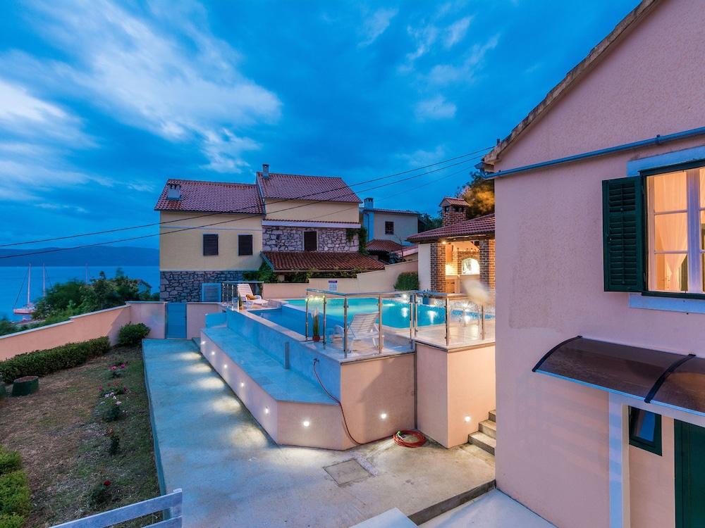 Spacious Villa in Mali Iž With Pool Waterslide