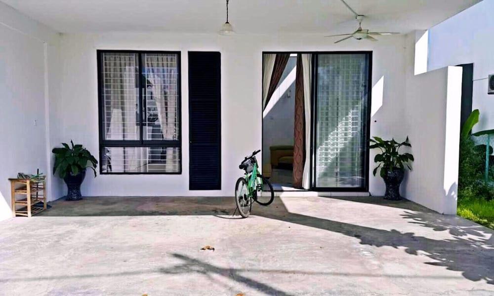 هابي هوم ستاي ألور سيتار