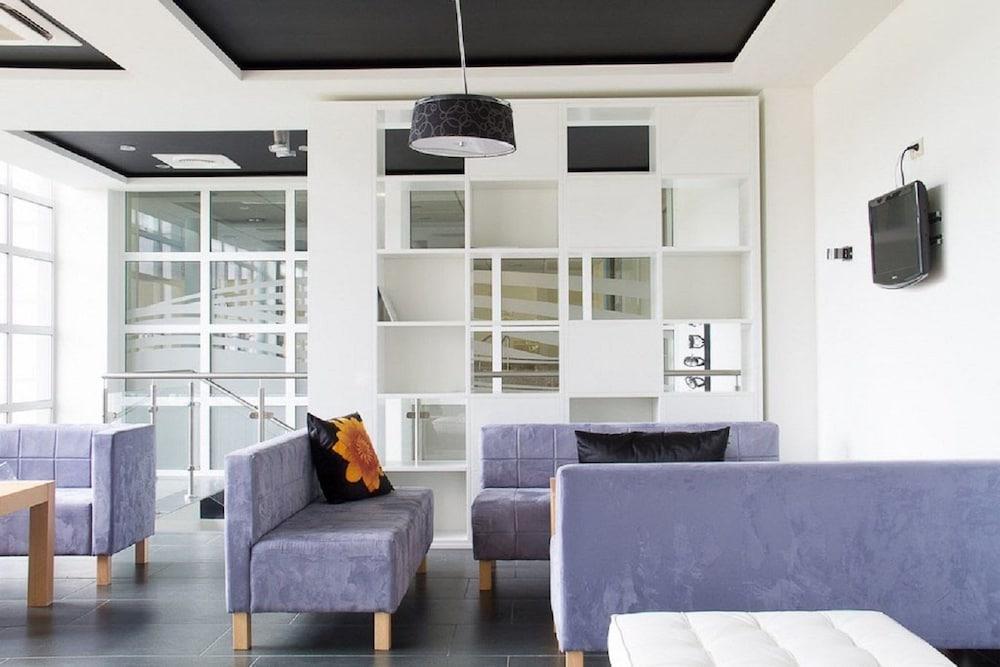 أبارتامينتي دبليو هوتيلو ديفا سبا منطقة الجلوس في الردهة