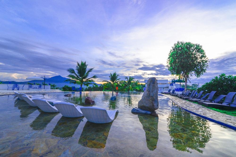 أي وورلد بارك آند ريزورتس حمام سباحة مكشوف