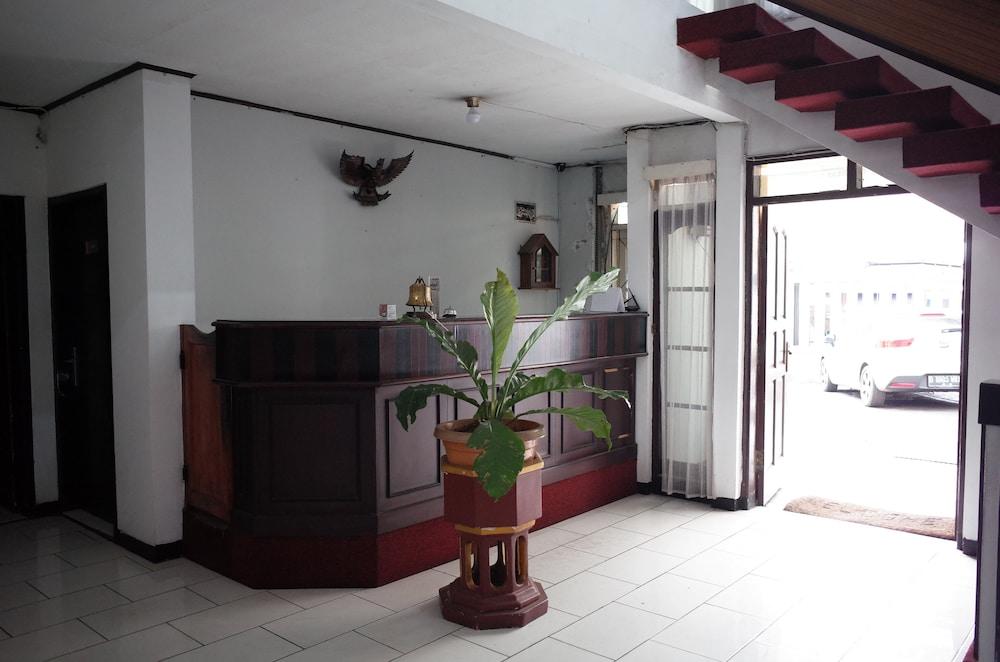 ريد دورز نير ألون ألون كوتا سوكابومي منطقة الاستقبال