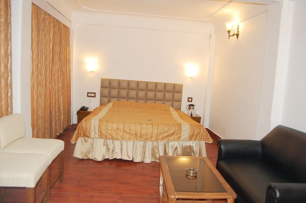 Goroomgo Rahat Regency Shimla Room