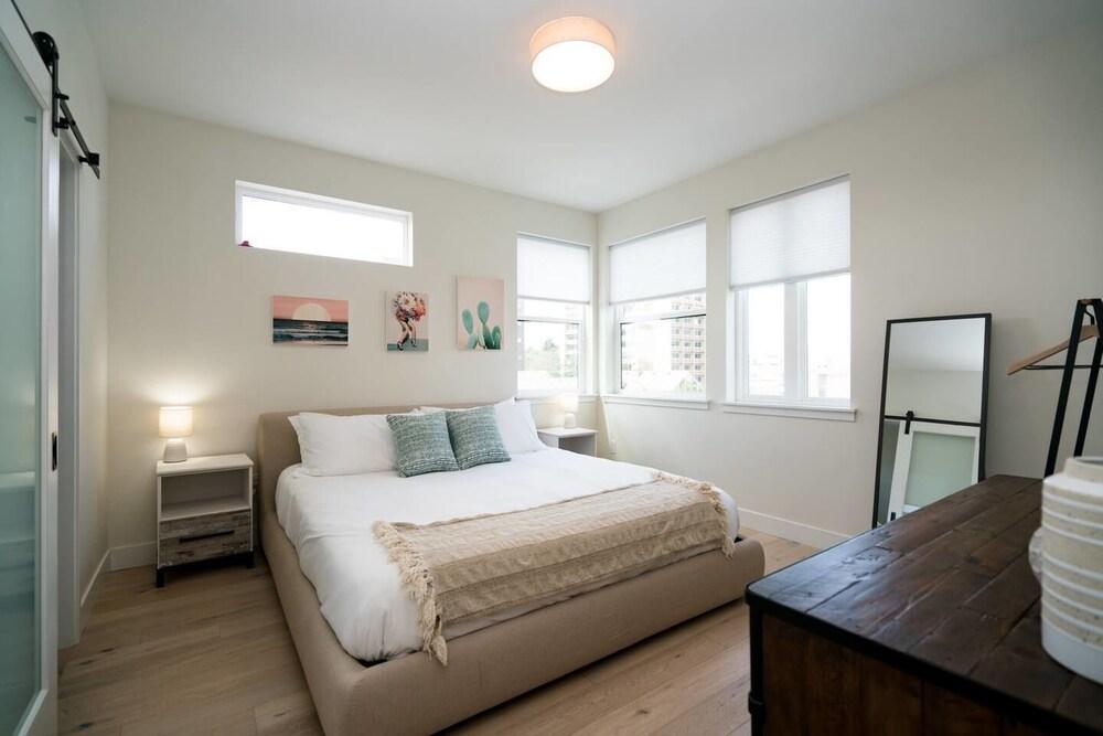 ريجال روف توب ريتريت رايز أبف ذا أورديناري غرفة