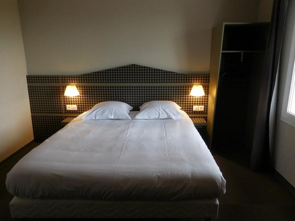 FastHotel Montmarault - Auberge du Grand Champ Room