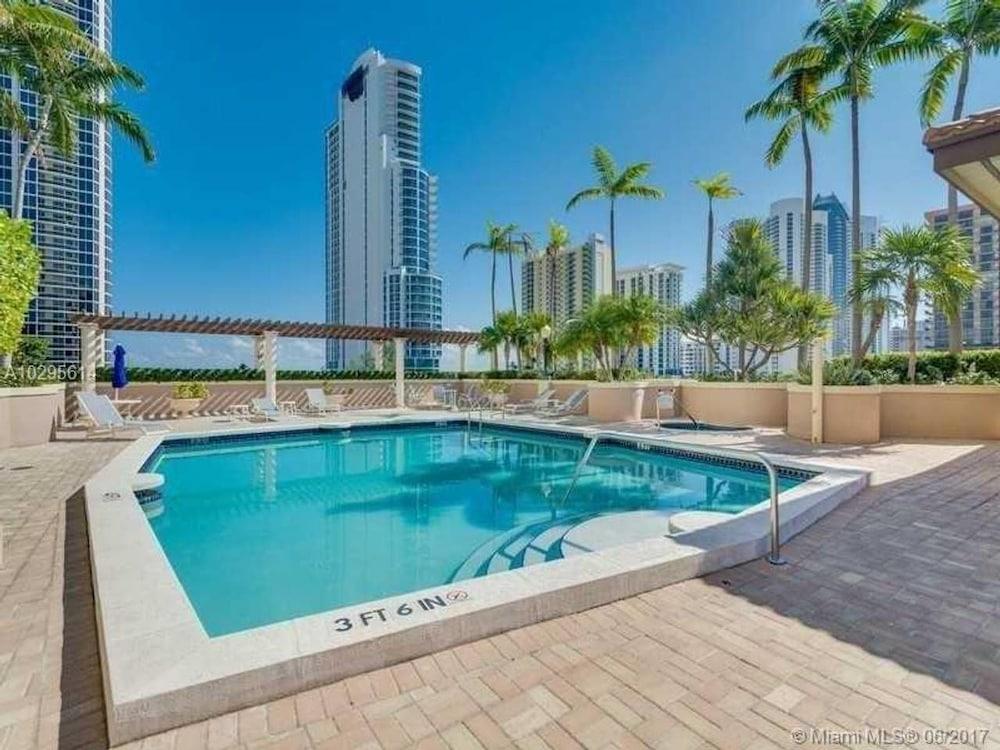 Stylish Modern 2bd 2bth Apt Near the Beach Waterslide