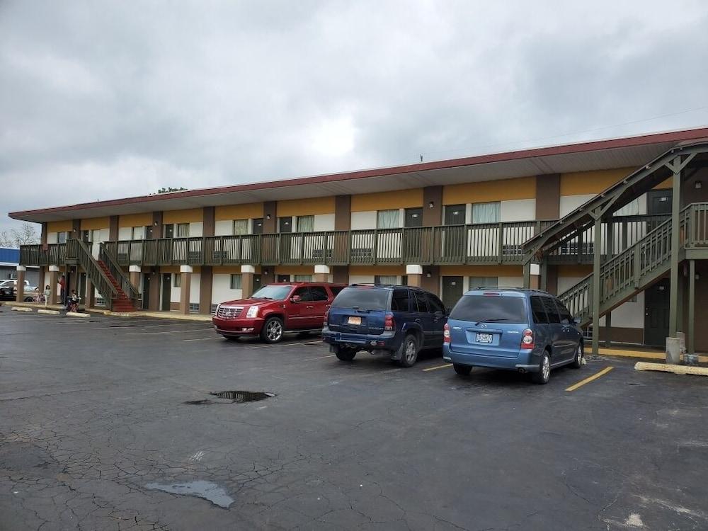 Trailway Motel Exterior