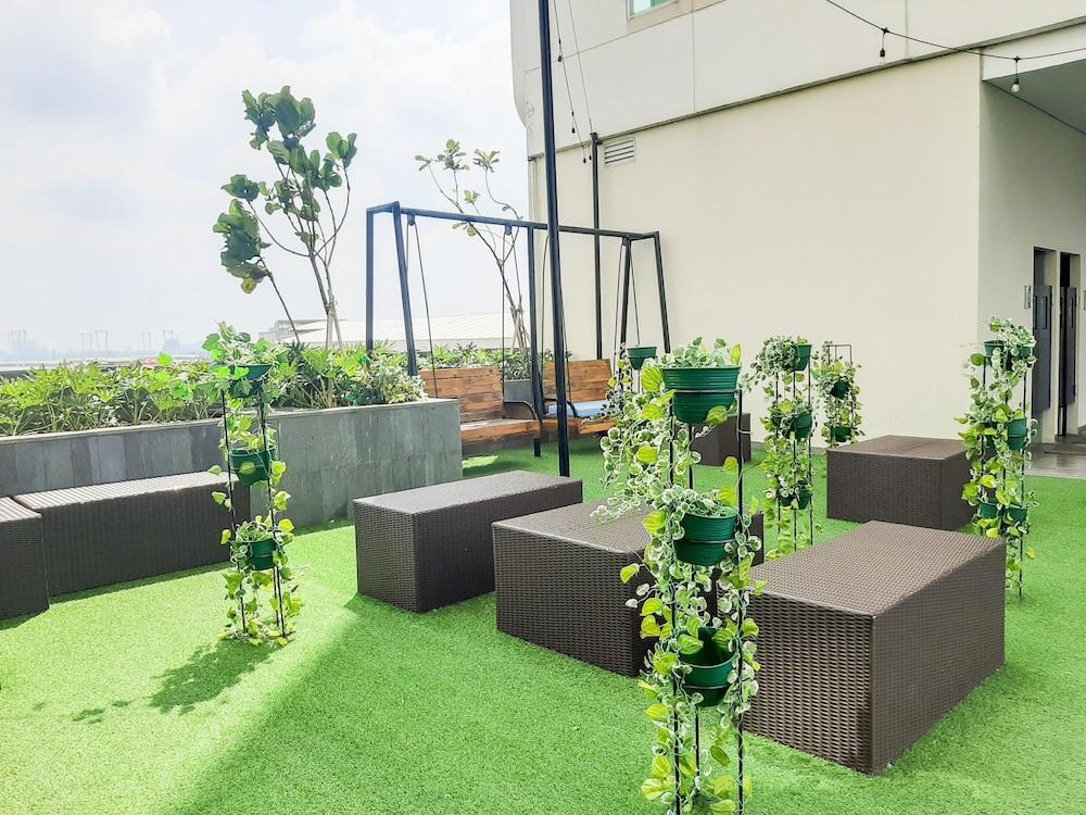 Comfy Studio Apartment at B Residence Exterior