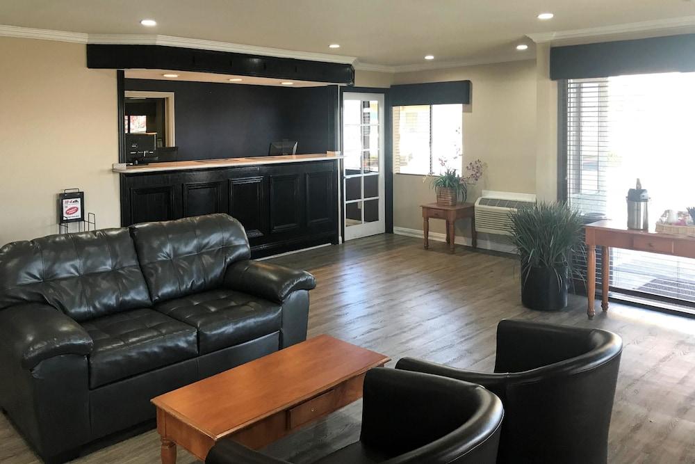 روديواي إن أونتاريو إيربورت ميلز الردهة