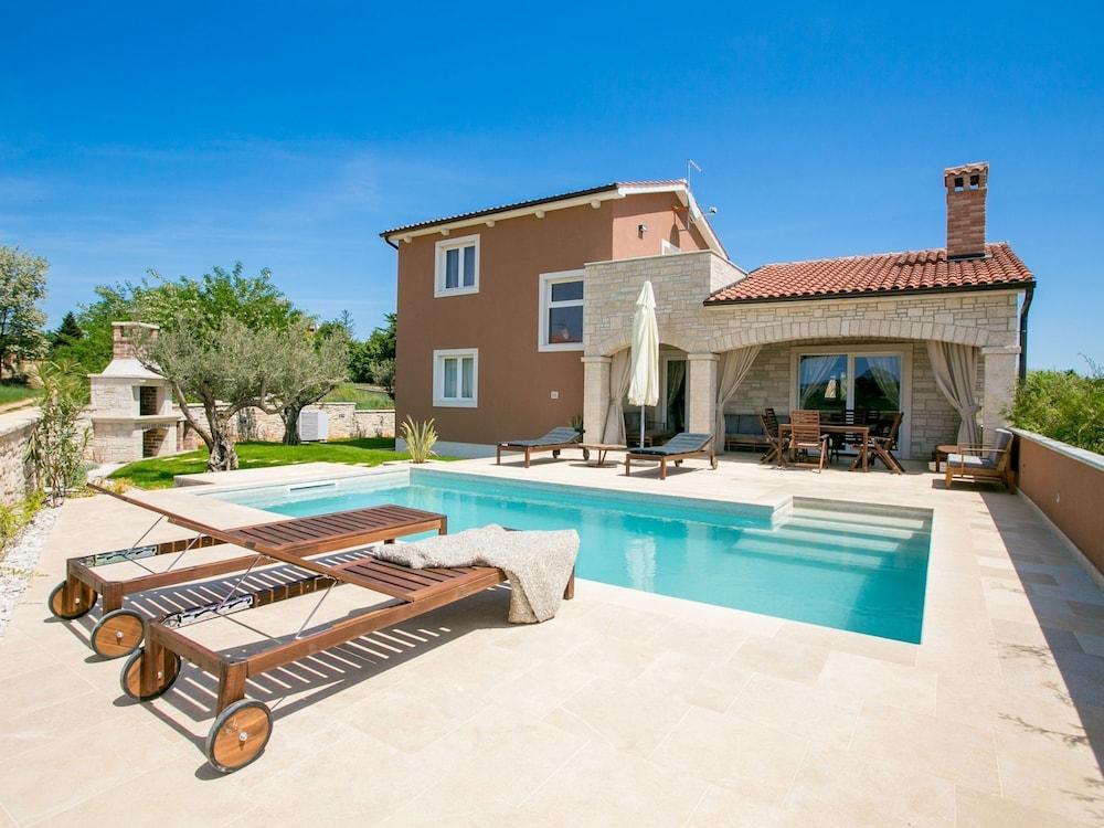 Modern Villa With Spacious Garden and Private Swimming Pool Near Porec
