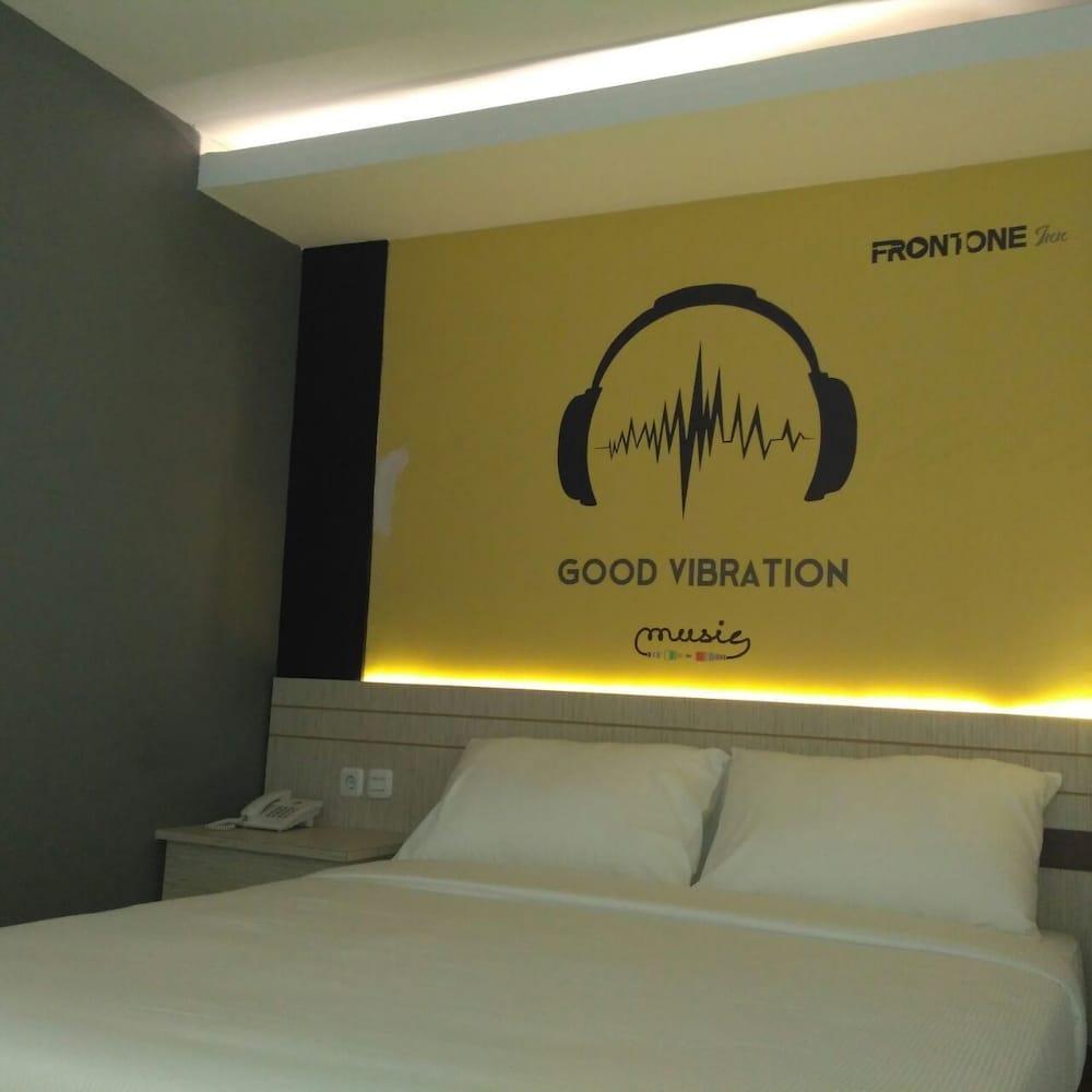 Front One Inn Sidoarjo Room