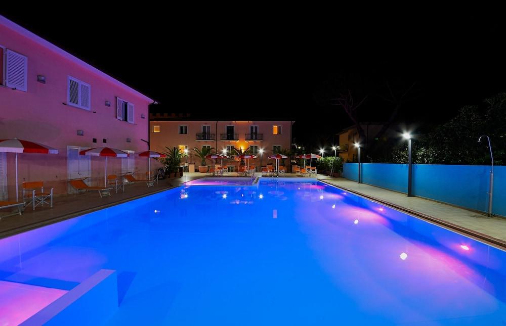 بولجيري مارينا ريزورت إكس فارو فيليدج حمام سباحة مكشوف