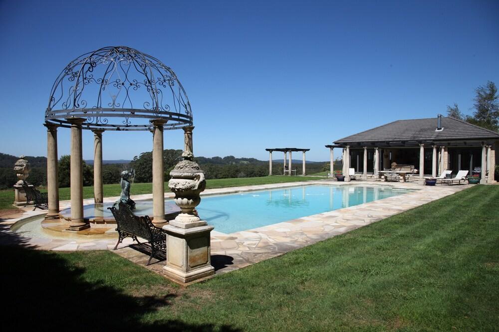 ليندين هول حمام سباحة مكشوف