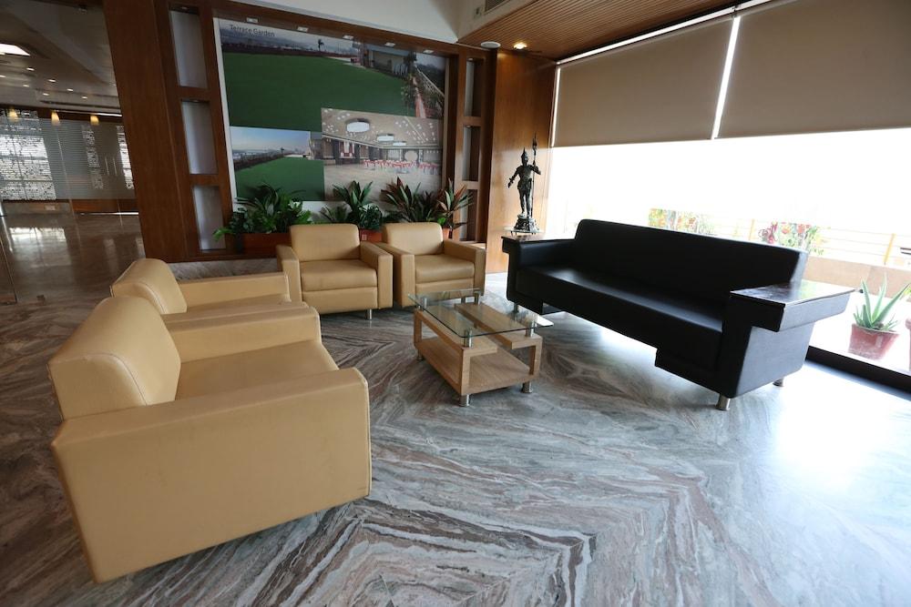 سيلفر كلاود هوتل آند بانكويت أحمد أباد قاعة الاستقبال